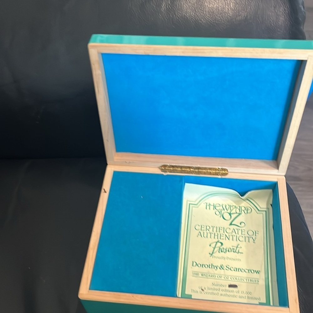 Wizard of Oz Scene Decorative Box music box!
Music works when you open! - Picture 3 of 4